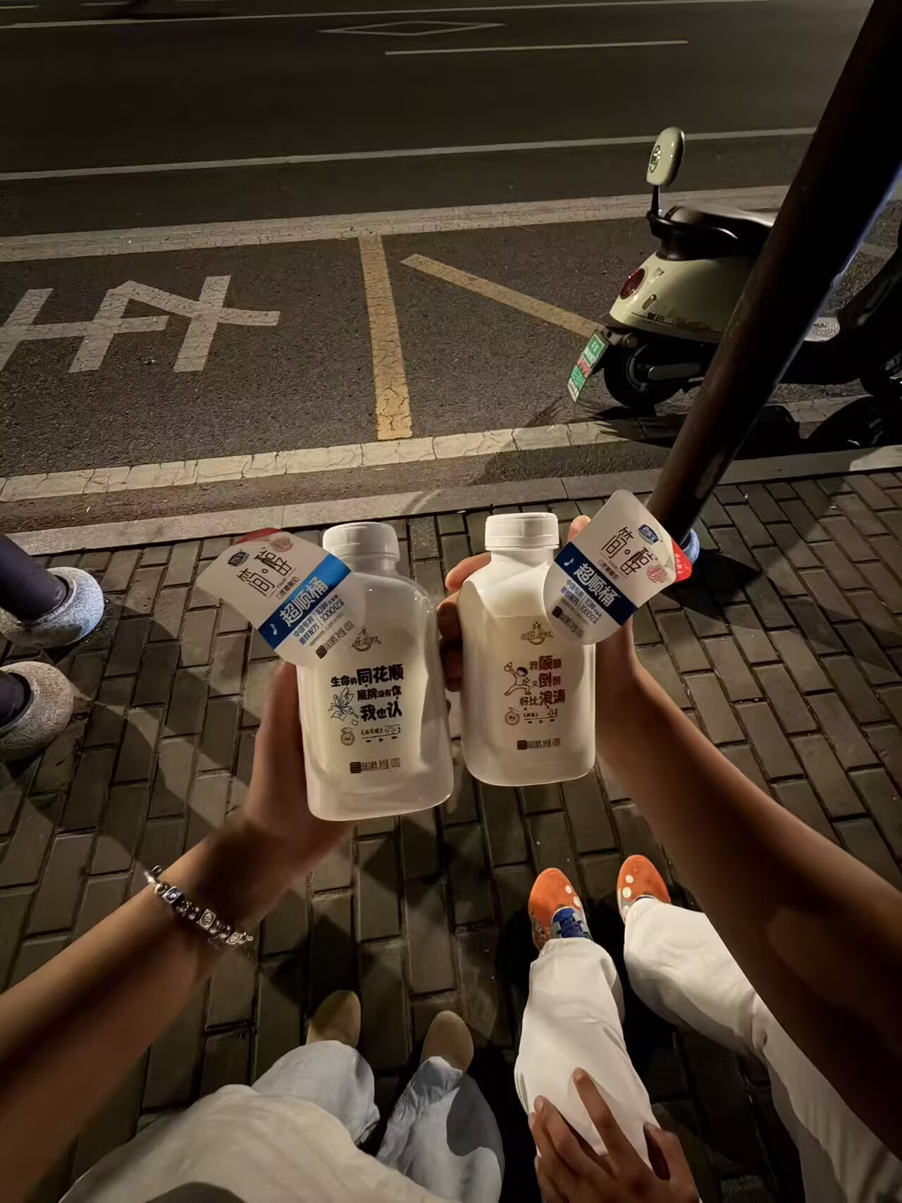 夜晚街边的酸奶